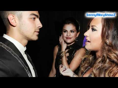 Demi Lovato , Selena Gomez , Joe Jonas & Justin Bieber At 2011 MTV VMA